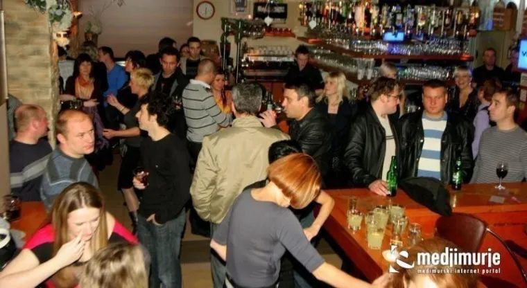 Kratke haljine i visoke potpetice: Pogledajte kako se partijalo prije14 godina