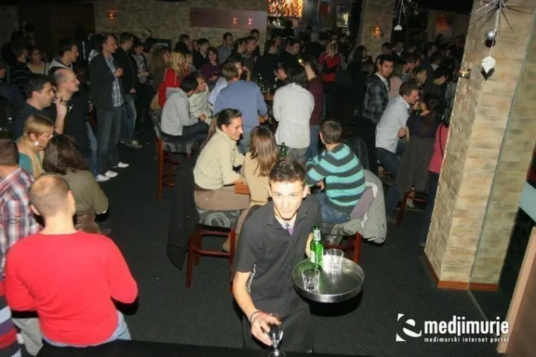 Kratke haljine i visoke potpetice: Pogledajte kako se partijalo prije14 godina