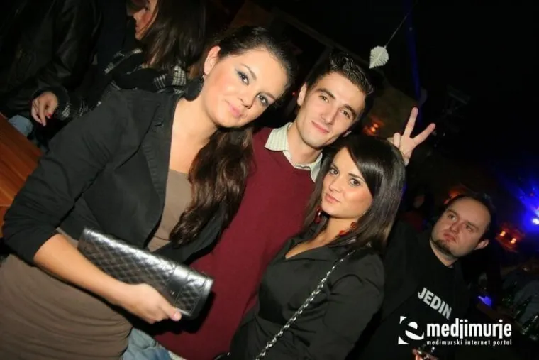 Kratke haljine i visoke potpetice: Pogledajte kako se partijalo prije14 godina