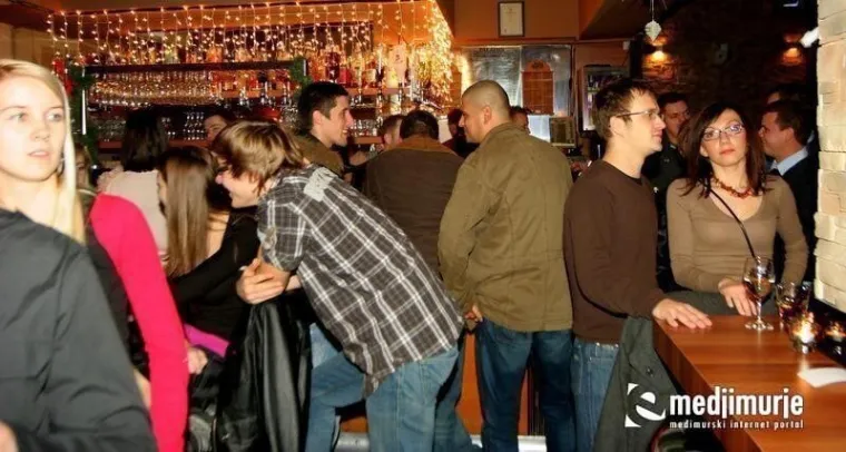 Kratke haljine i visoke potpetice: Pogledajte kako se partijalo prije14 godina