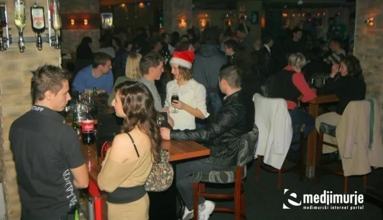 Kratke haljine i visoke potpetice: Pogledajte kako se partijalo prije14 godina