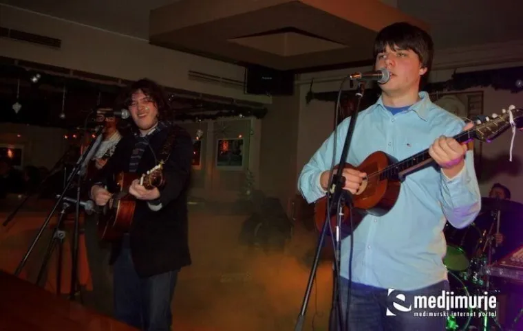 Kratke haljine i visoke potpetice: Pogledajte kako se partijalo prije14 godina