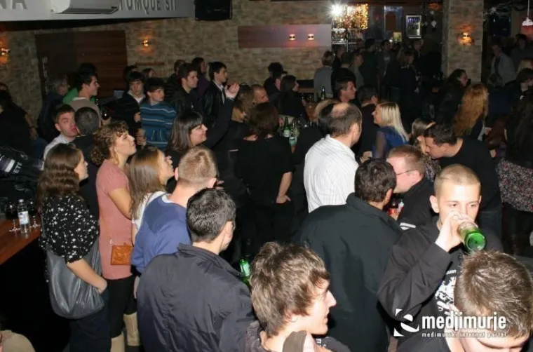 Kratke haljine i visoke potpetice: Pogledajte kako se partijalo prije14 godina