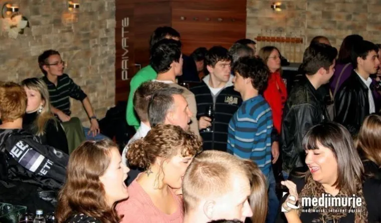 Kratke haljine i visoke potpetice: Pogledajte kako se partijalo prije14 godina