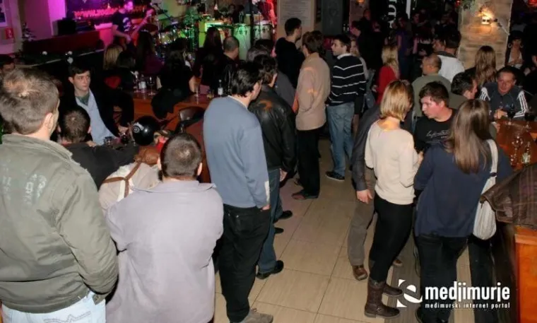 Kratke haljine i visoke potpetice: Pogledajte kako se partijalo prije14 godina