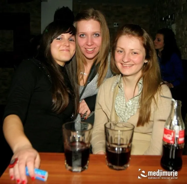 Kratke haljine i visoke potpetice: Pogledajte kako se partijalo prije14 godina