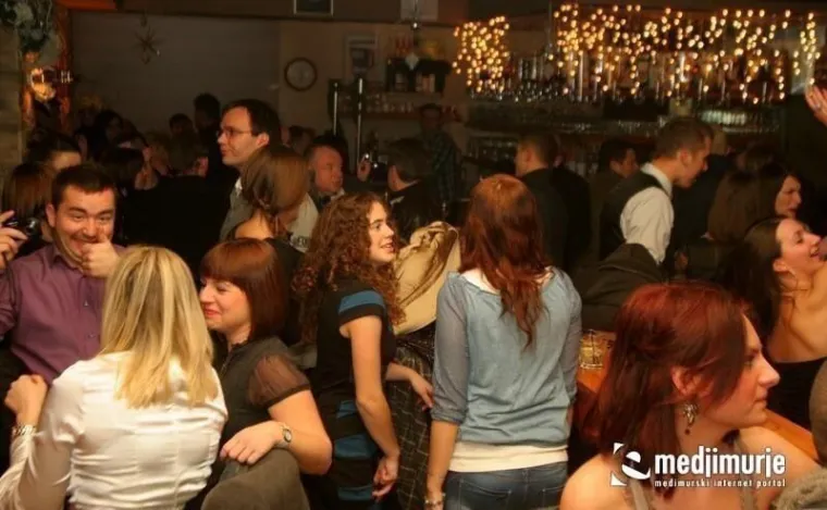 Kratke haljine i visoke potpetice: Pogledajte kako se partijalo prije14 godina