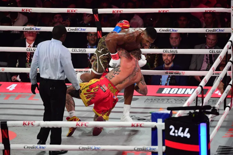 Anthony Joshua 'masakrirao' Jakea Paula: Slomio mu čeljust i umalo izbio zube