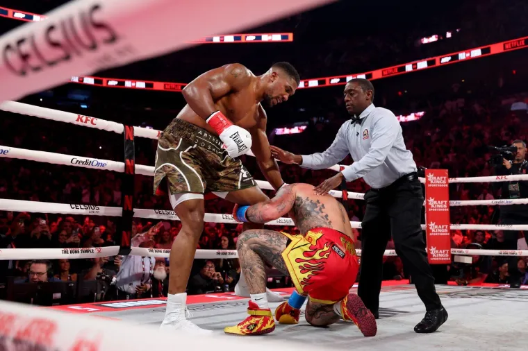 Anthony Joshua 'masakrirao' Jakea Paula: Slomio mu čeljust i umalo izbio zube