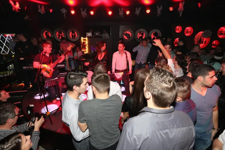 Nives Celzijus je te večeri gorila: Pogledajte kakav je tulum priredila