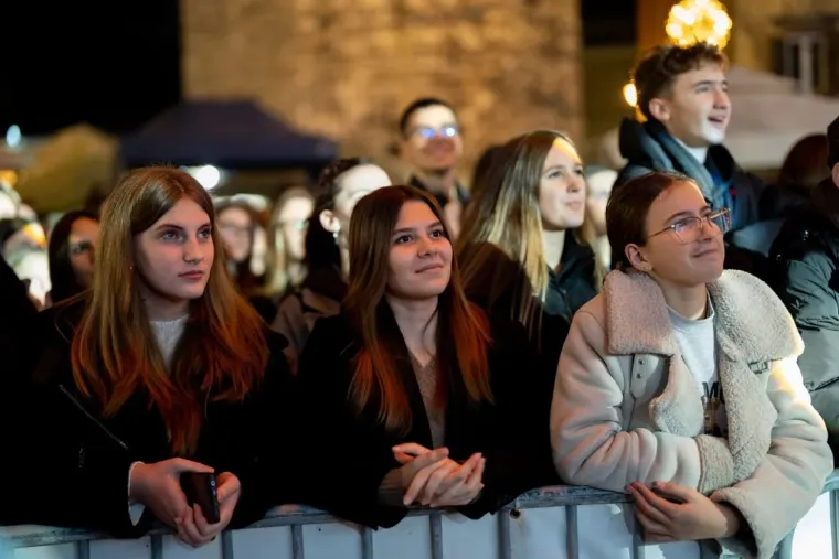 Sve je očarala: Ljepotica u bijelom džemperu gledala u Jakova Jozinovića, a svi ostali u nju