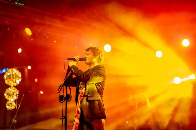 Sve je očarala: Ljepotica u bijelom džemperu gledala u Jakova Jozinovića, a svi ostali u nju