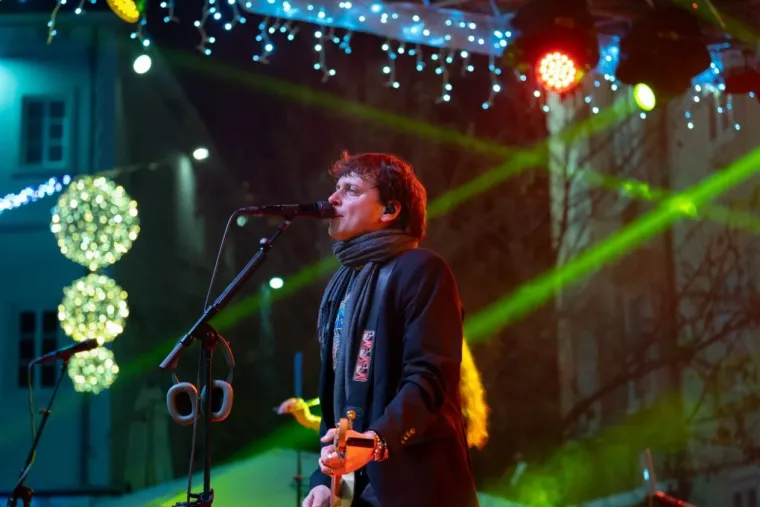 Sve je očarala: Ljepotica u bijelom džemperu gledala u Jakova Jozinovića, a svi ostali u nju