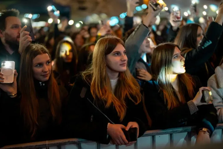 Sve je očarala: Ljepotica u bijelom džemperu gledala u Jakova Jozinovića, a svi ostali u nju