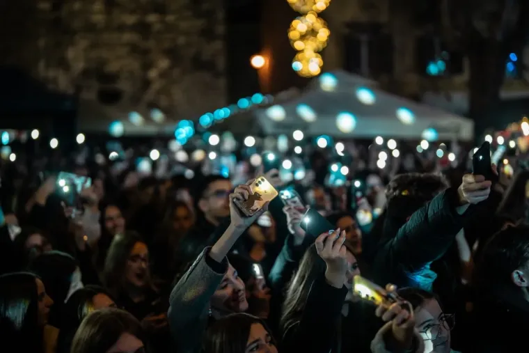 Sve je očarala: Ljepotica u bijelom džemperu gledala u Jakova Jozinovića, a svi ostali u nju