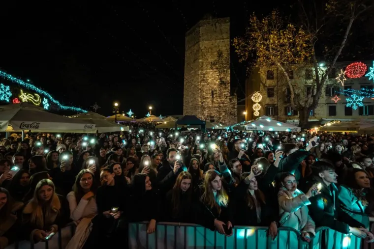 Sve je očarala: Ljepotica u bijelom džemperu gledala u Jakova Jozinovića, a svi ostali u nju