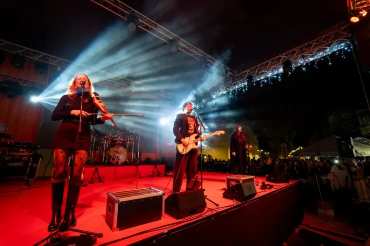 Sve je očarala: Ljepotica u bijelom džemperu gledala u Jakova Jozinovića, a svi ostali u nju