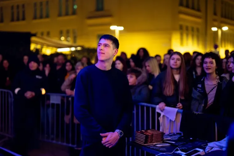 Sve je očarala: Ljepotica u bijelom džemperu gledala u Jakova Jozinovića, a svi ostali u nju