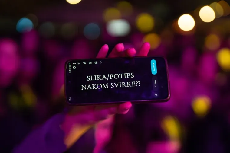 Sve je očarala: Ljepotica u bijelom džemperu gledala u Jakova Jozinovića, a svi ostali u nju