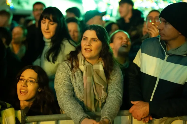 Sve je očarala: Ljepotica u bijelom džemperu gledala u Jakova Jozinovića, a svi ostali u nju