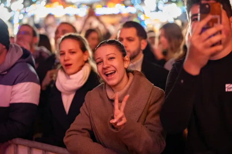 Sve je očarala: Ljepotica u bijelom džemperu gledala u Jakova Jozinovića, a svi ostali u nju