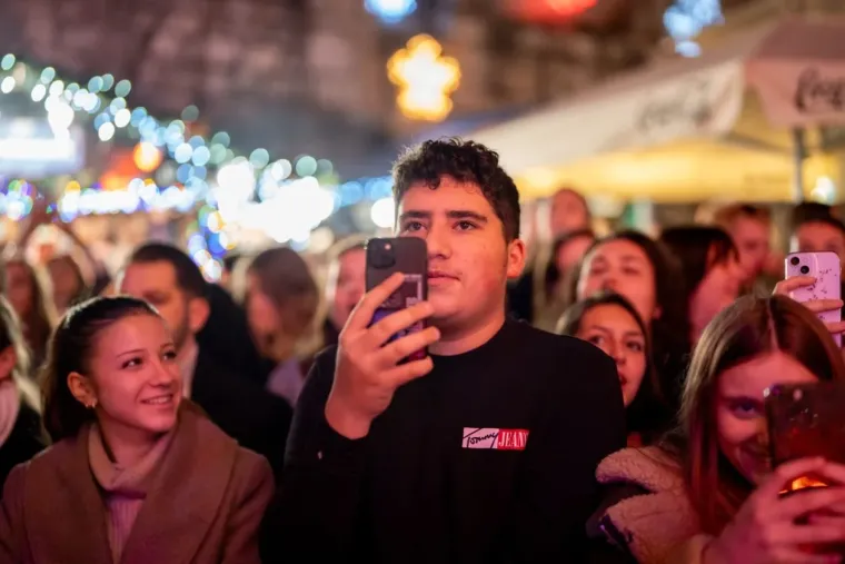 Sve je očarala: Ljepotica u bijelom džemperu gledala u Jakova Jozinovića, a svi ostali u nju