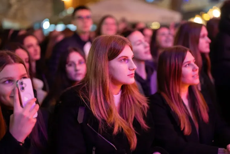 Sve je očarala: Ljepotica u bijelom džemperu gledala u Jakova Jozinovića, a svi ostali u nju