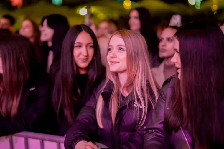 Sve je očarala: Ljepotica u bijelom džemperu gledala u Jakova Jozinovića, a svi ostali u nju