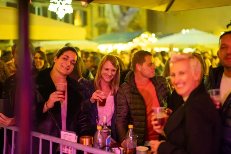 Sve je očarala: Ljepotica u bijelom džemperu gledala u Jakova Jozinovića, a svi ostali u nju