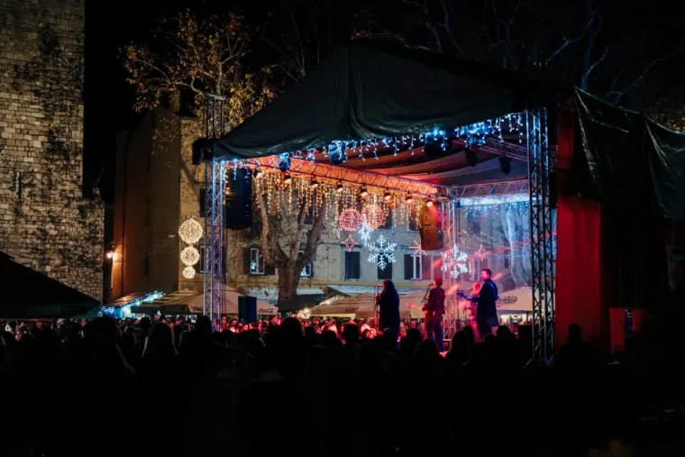 Sve je očarala: Ljepotica u bijelom džemperu gledala u Jakova Jozinovića, a svi ostali u nju