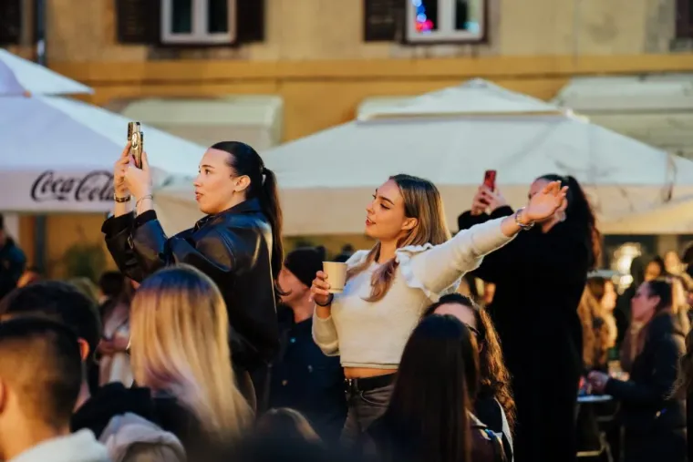 Sve je očarala: Ljepotica u bijelom džemperu gledala u Jakova Jozinovića, a svi ostali u nju