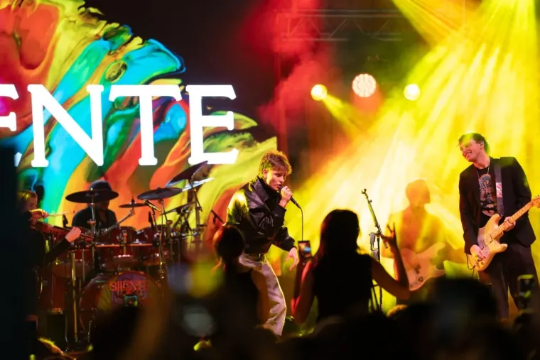 Sve je očarala: Ljepotica u bijelom džemperu gledala u Jakova Jozinovića, a svi ostali u nju