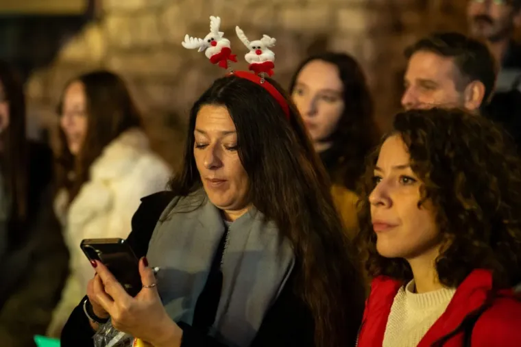 Sve je očarala: Ljepotica u bijelom džemperu gledala u Jakova Jozinovića, a svi ostali u nju