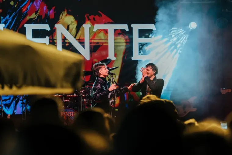 Sve je očarala: Ljepotica u bijelom džemperu gledala u Jakova Jozinovića, a svi ostali u nju