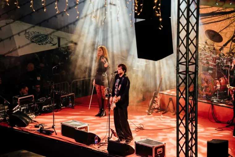 Sve je očarala: Ljepotica u bijelom džemperu gledala u Jakova Jozinovića, a svi ostali u nju