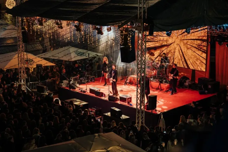 Sve je očarala: Ljepotica u bijelom džemperu gledala u Jakova Jozinovića, a svi ostali u nju