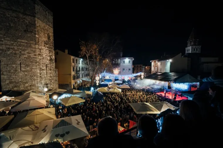 Sve je očarala: Ljepotica u bijelom džemperu gledala u Jakova Jozinovića, a svi ostali u nju