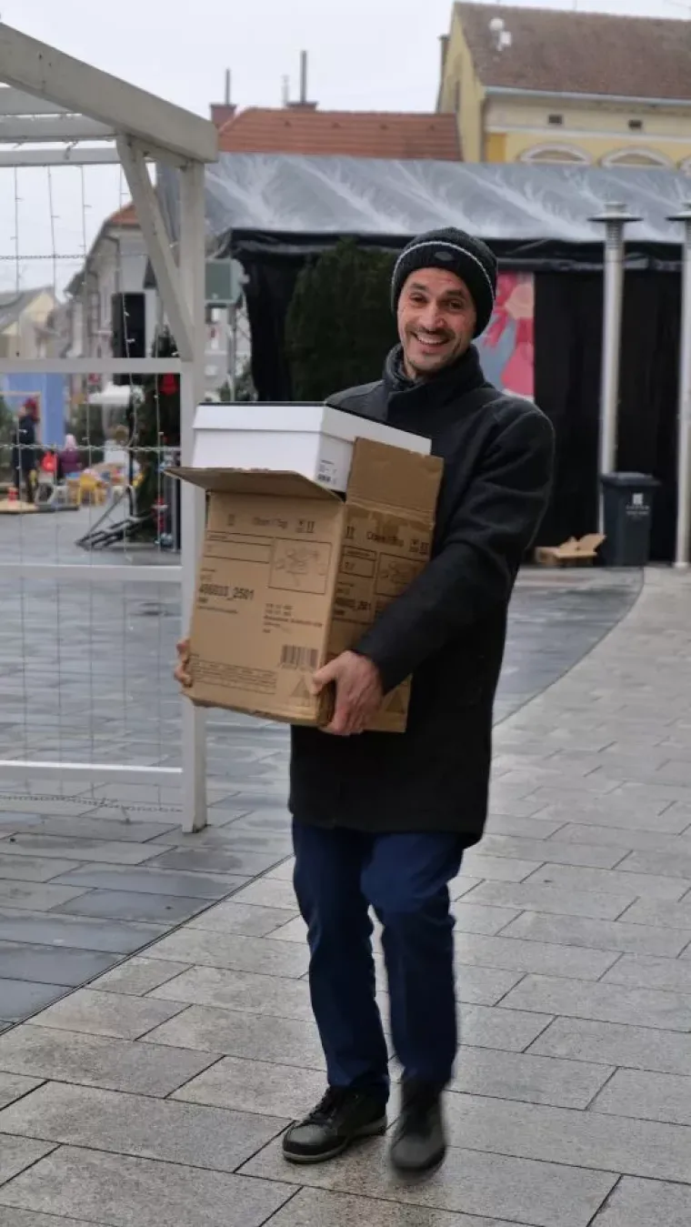 Modni spektakl usred Adventa: Ove dame pretvorile su centar Čakovca u božićnu pistu