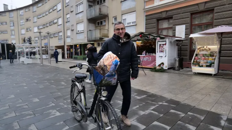 Modni spektakl usred Adventa: Ove dame pretvorile su centar Čakovca u božićnu pistu