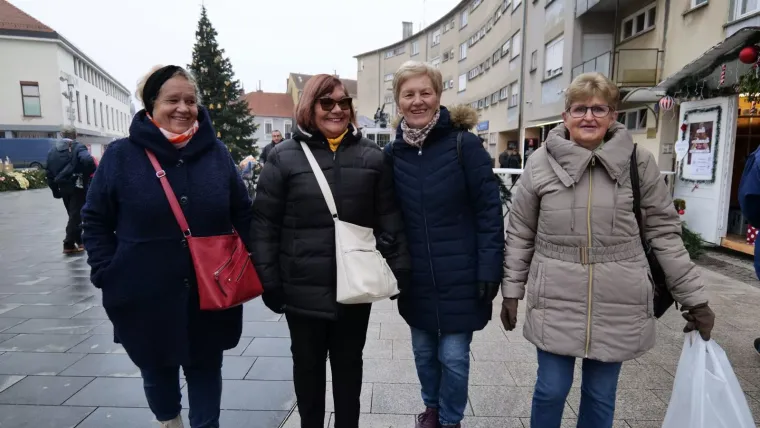 Modni spektakl usred Adventa: Ove dame pretvorile su centar Čakovca u božićnu pistu