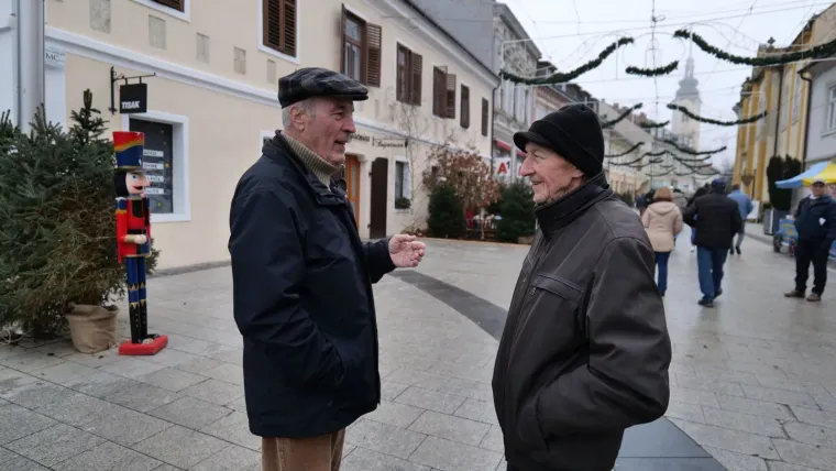 Modni spektakl usred Adventa: Ove dame pretvorile su centar Čakovca u božićnu pistu