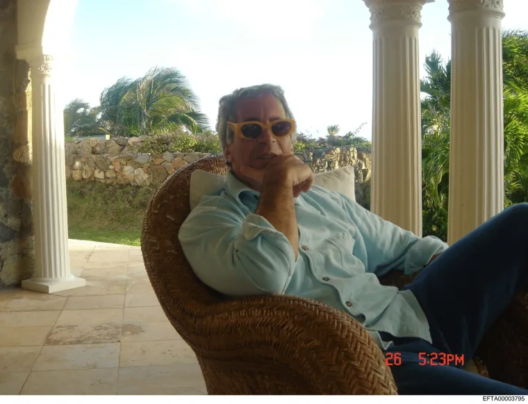 Misterij nestanka dijela Epsteinovih dokumenata: I pokojni Papa na jednoj fotografiji