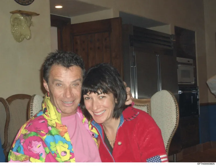 Misterij nestanka dijela Epsteinovih dokumenata: I pokojni Papa na jednoj fotografiji