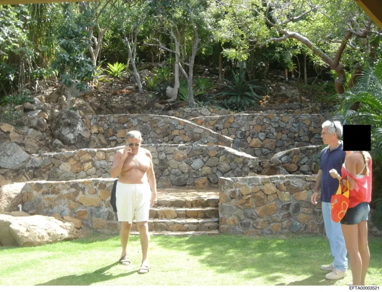 Misterij nestanka dijela Epsteinovih dokumenata: I pokojni Papa na jednoj fotografiji