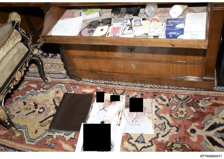 Misterij nestanka dijela Epsteinovih dokumenata: I pokojni Papa na jednoj fotografiji