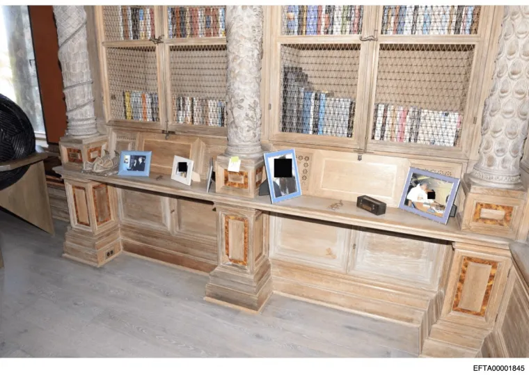 Misterij nestanka dijela Epsteinovih dokumenata: I pokojni Papa na jednoj fotografiji