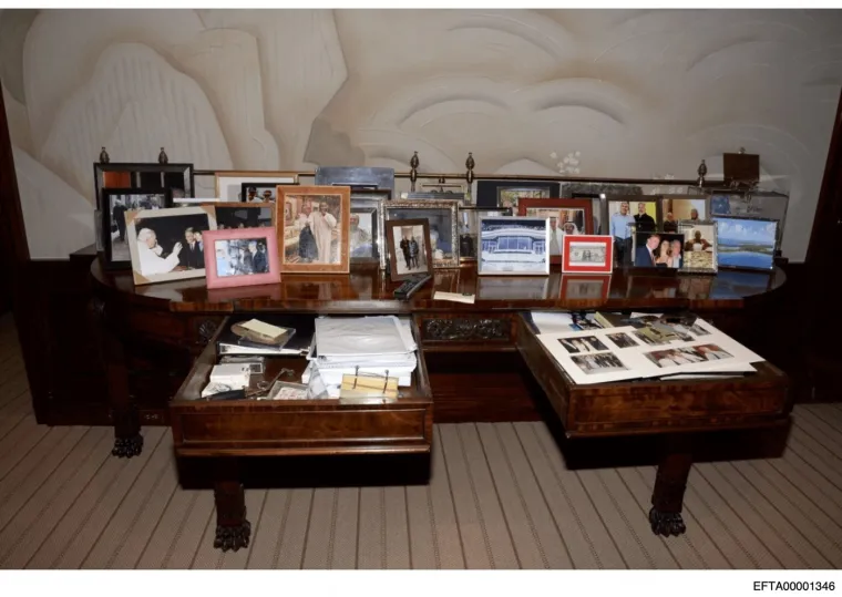 Misterij nestanka dijela Epsteinovih dokumenata: I pokojni Papa na jednoj fotografiji