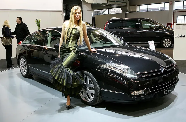 Tina Katanić kao zavodljiva Baka Mrazica: Sjećate li se ovih fotografija?