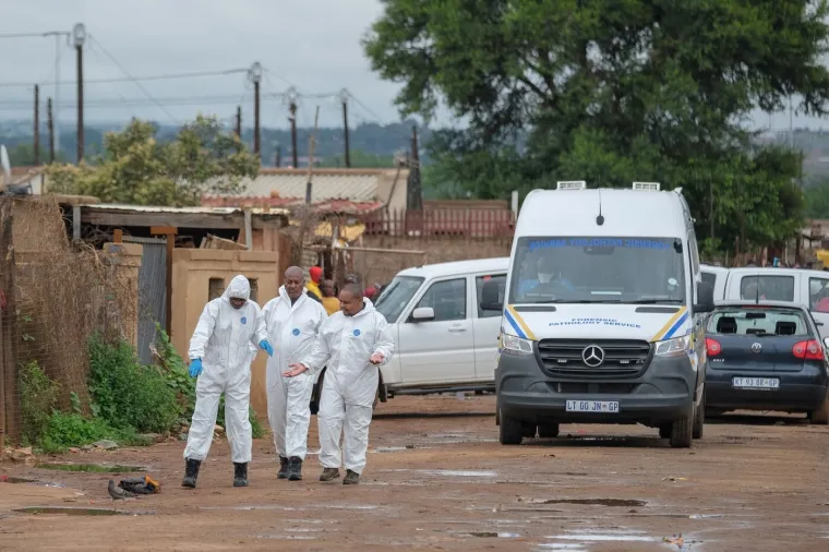 Masakr ispred puba, na ljude pucali iz kala&scaron;njikova i pi&scaron;tolja: Najmanje devet mrtvih