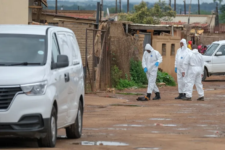 Masakr ispred puba, na ljude pucali iz kala&scaron;njikova i pi&scaron;tolja: Najmanje devet mrtvih